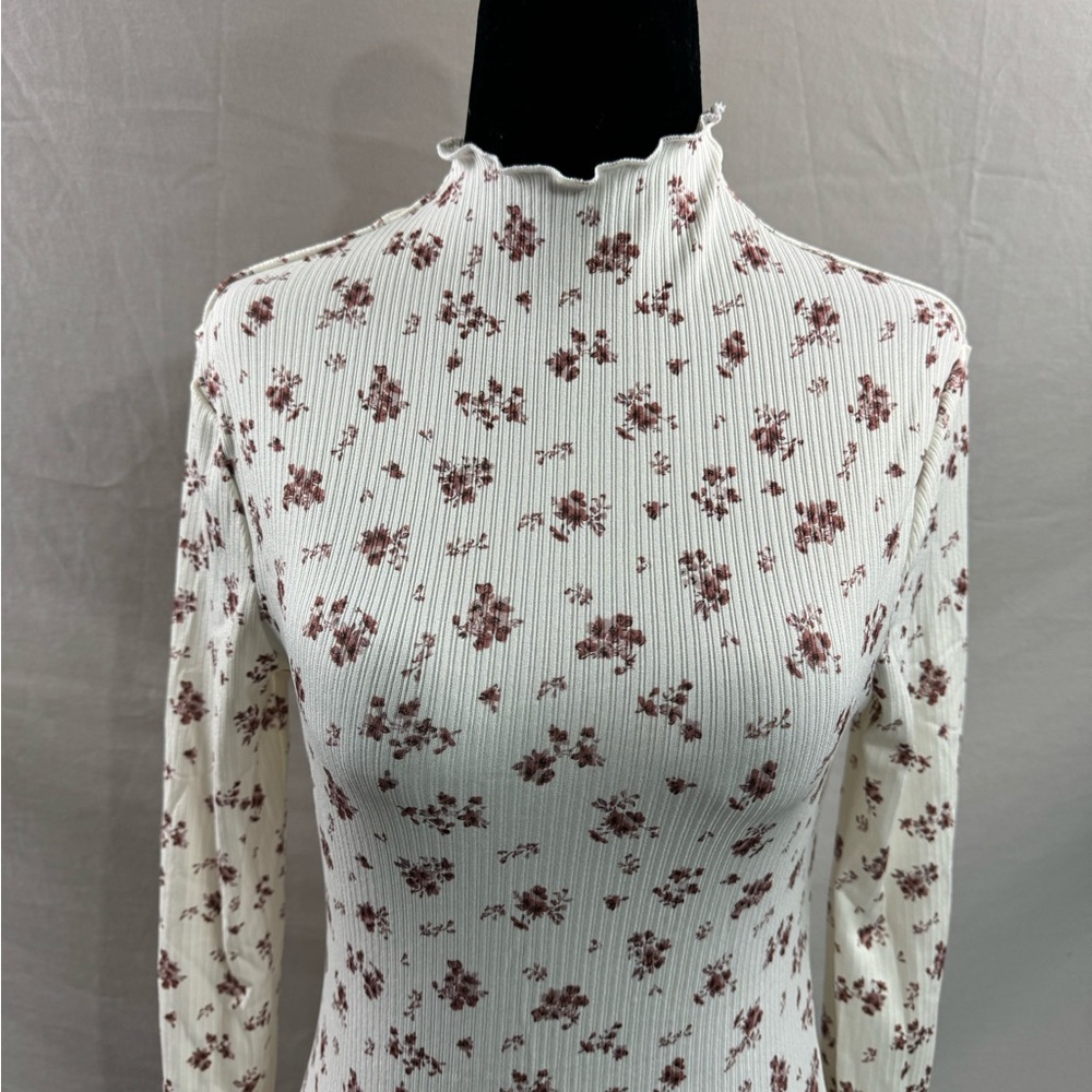 Rib Knit Ditsy Floral Print Embroidery Mesh Flare Sleeve Mock Neck Tee - Picture 7 of 9